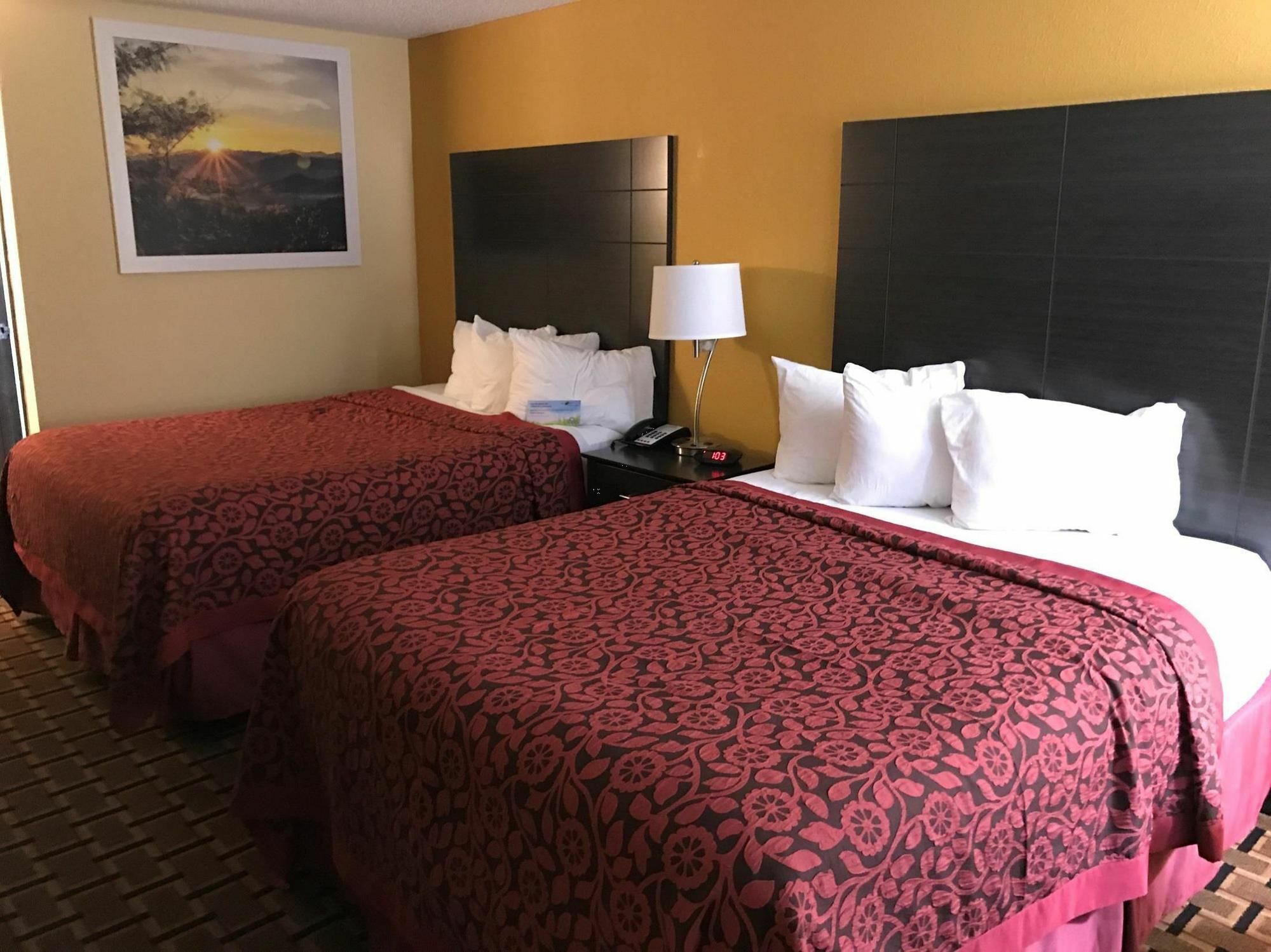 Days Inn By Wyndham Carthage Ngoại thất bức ảnh